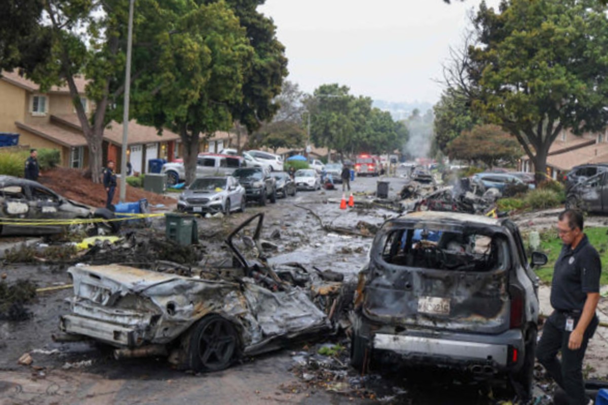 San Diego, aereo privato si schianta sulle case: “Nell’incidente diversi morti” San Diego, aereo privato si schianta sulle case: “Nell’incidente diversi morti”