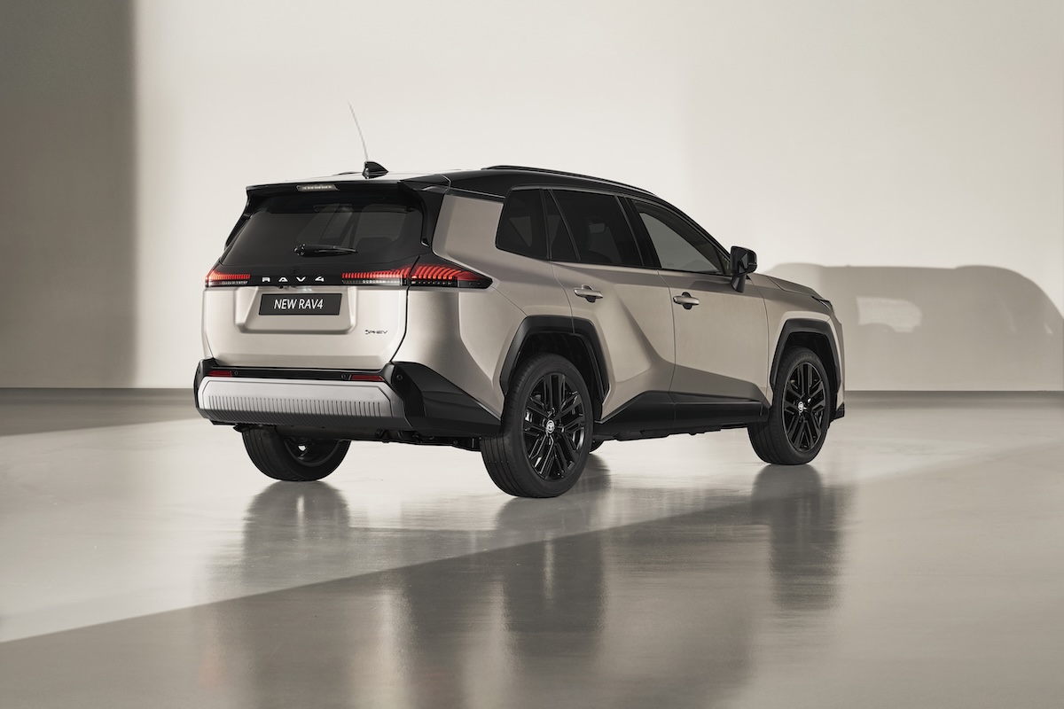 Nuova Toyota RAV4 2025: design rinnovato, 100 km in elettrico e tecnologia Arene