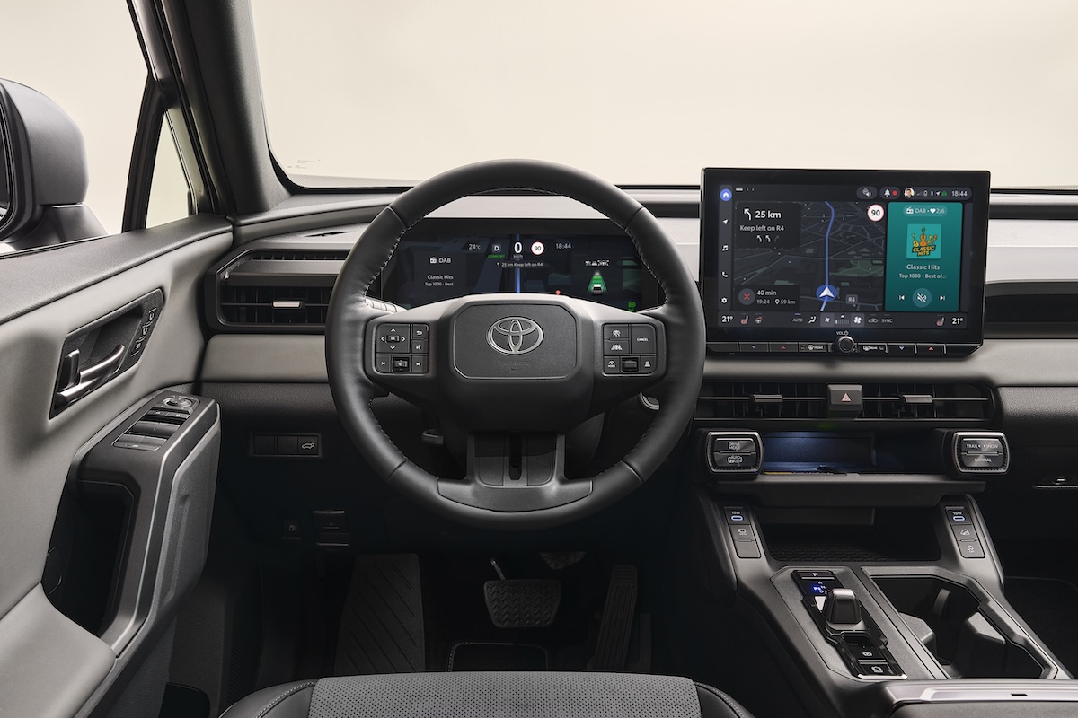 Nuova Toyota RAV4 2025: design rinnovato, 100 km in elettrico e tecnologia Arene