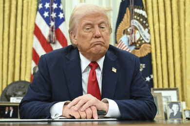 Dazi, Donald Trump minaccia l’Europa: “Subito dazi al 50%”. E Milano crolla in Borsa