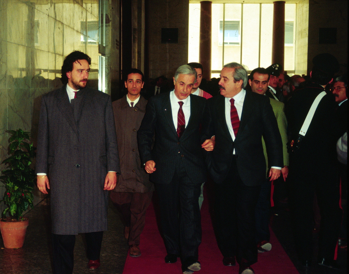 Strage Capaci, la moglie del caposcorta di Falcone: “I politici smettano di dare consenso alla Mafia o non vinceremo mai la battaglia” Strage Capaci, la moglie del caposcorta di Falcone: “I politici smettano di dare consenso alla Mafia o non vinceremo mai la battaglia”