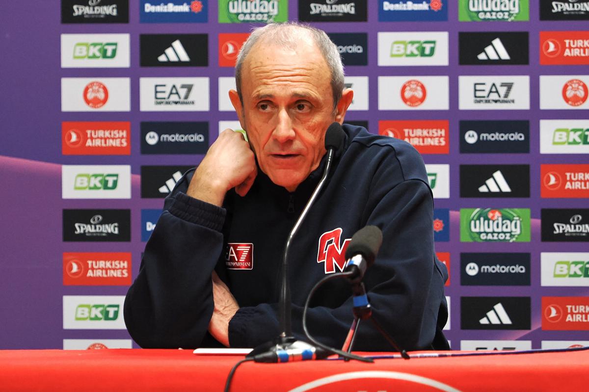 Olimpia Milano show, vola più alto dell’Aquila Trento. Ettore Messina: “Arbitraggio che non ho compreso. Disparità lampante…” Olimpia Milano show, vola più alto dell’Aquila Trento. Ettore Messina: “Arbitraggio che non ho compreso. Disparità lampante…”