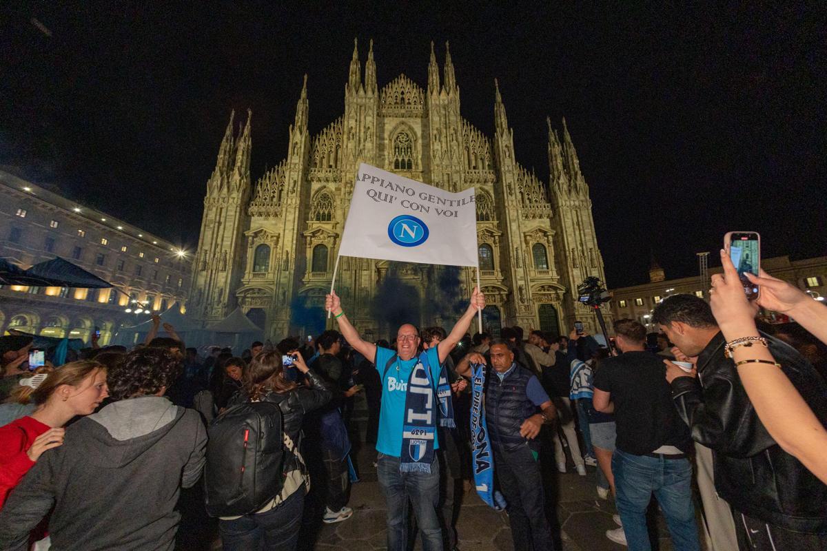 Napoli campione d’Italia, Inter battuta e i tifosi conquistano Milano: festa dello scudetto in Piazza del Duomo – Le foto