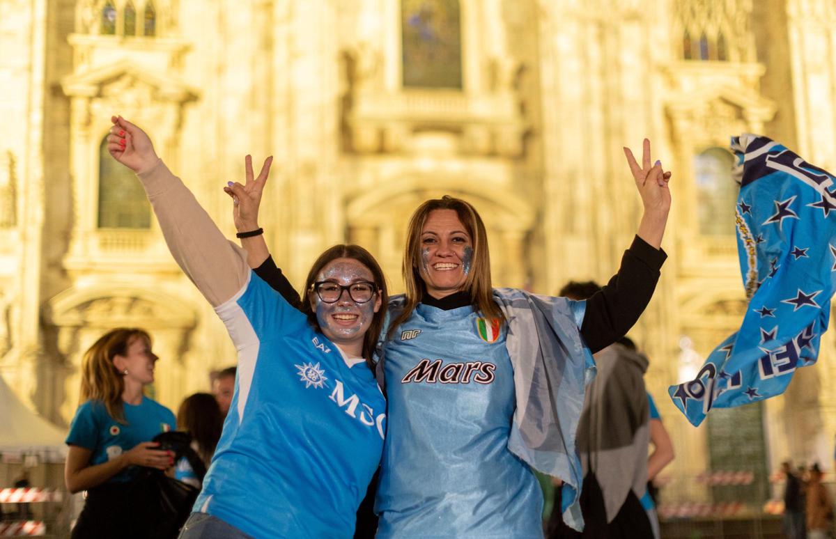Napoli campione d’Italia, Inter battuta e i tifosi conquistano Milano: festa dello scudetto in Piazza del Duomo – Le foto
