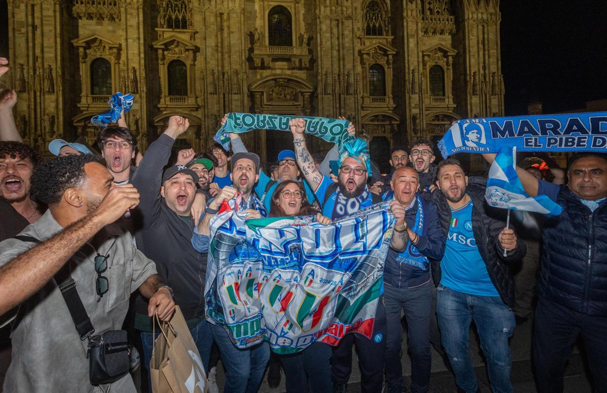Napoli campione d’Italia, Inter battuta e i tifosi conquistano Milano: festa dello scudetto in Piazza del Duomo – Le foto