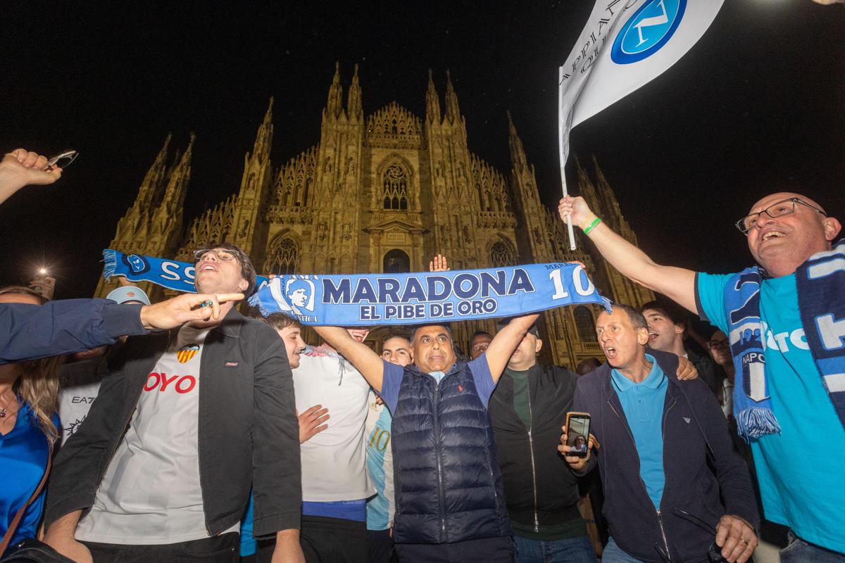 Napoli campione d’Italia, Inter battuta e i tifosi conquistano Milano: festa dello scudetto in Piazza del Duomo – Le foto
