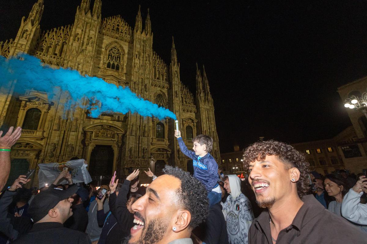 Napoli campione d’Italia, Inter battuta e i tifosi conquistano Milano: festa dello scudetto in Piazza del Duomo – Le foto