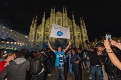 Milano come Napoli, fuochi d’artificio e cori: i tifosi azzurri invadono piazza Duomo per festeggiare | VIDEO