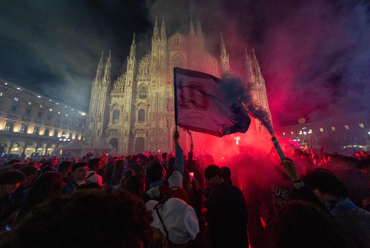 Napoli campione d’Italia, Inter battuta e i tifosi conquistano Milano: festa dello scudetto in Piazza del Duomo – Le foto