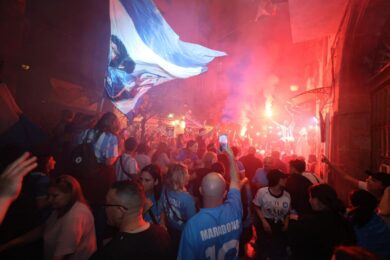 Scudetto Napoli, caos e oltre 120 feriti. Evade dai domiciliari per festeggiare, arrestato un 25enne