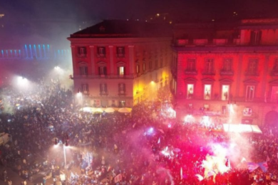 Napoli campione d’Italia, tutta la città in festa per la vittoria del quarto scudetto | VIDEO