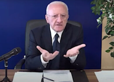 De Luca non risparmia nessuno: “Per fare carriera nel Pd bisogna essere imbecilli” | VIDEO