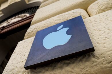 Dazi, la mossa del tycoon contro l’Ue mina il futuro degli Iphone: così Trump e l’IA spremono la mela di Apple