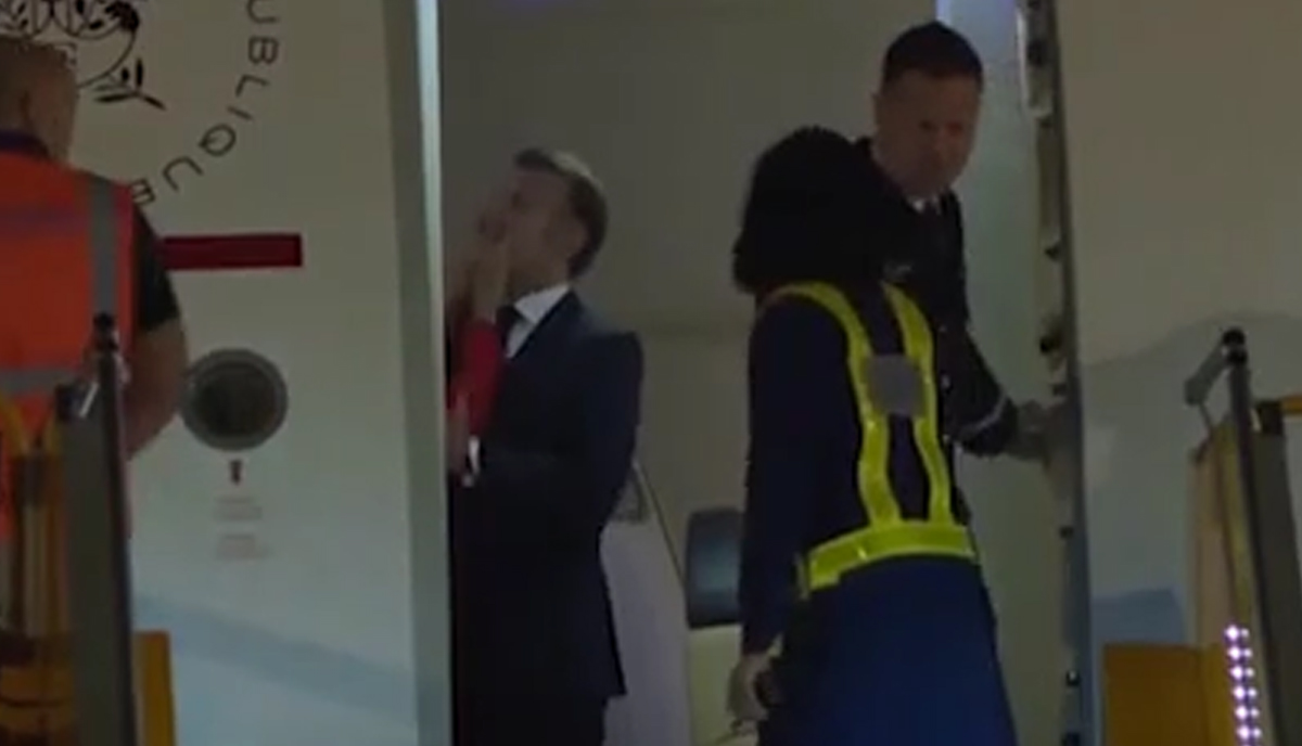 Macron preso a sberle dalla moglie Brigitte: ecco il video della lite sull’aereo presidenziale Macron preso a sberle dalla moglie Brigitte: ecco il video della lite sull’aereo presidenziale