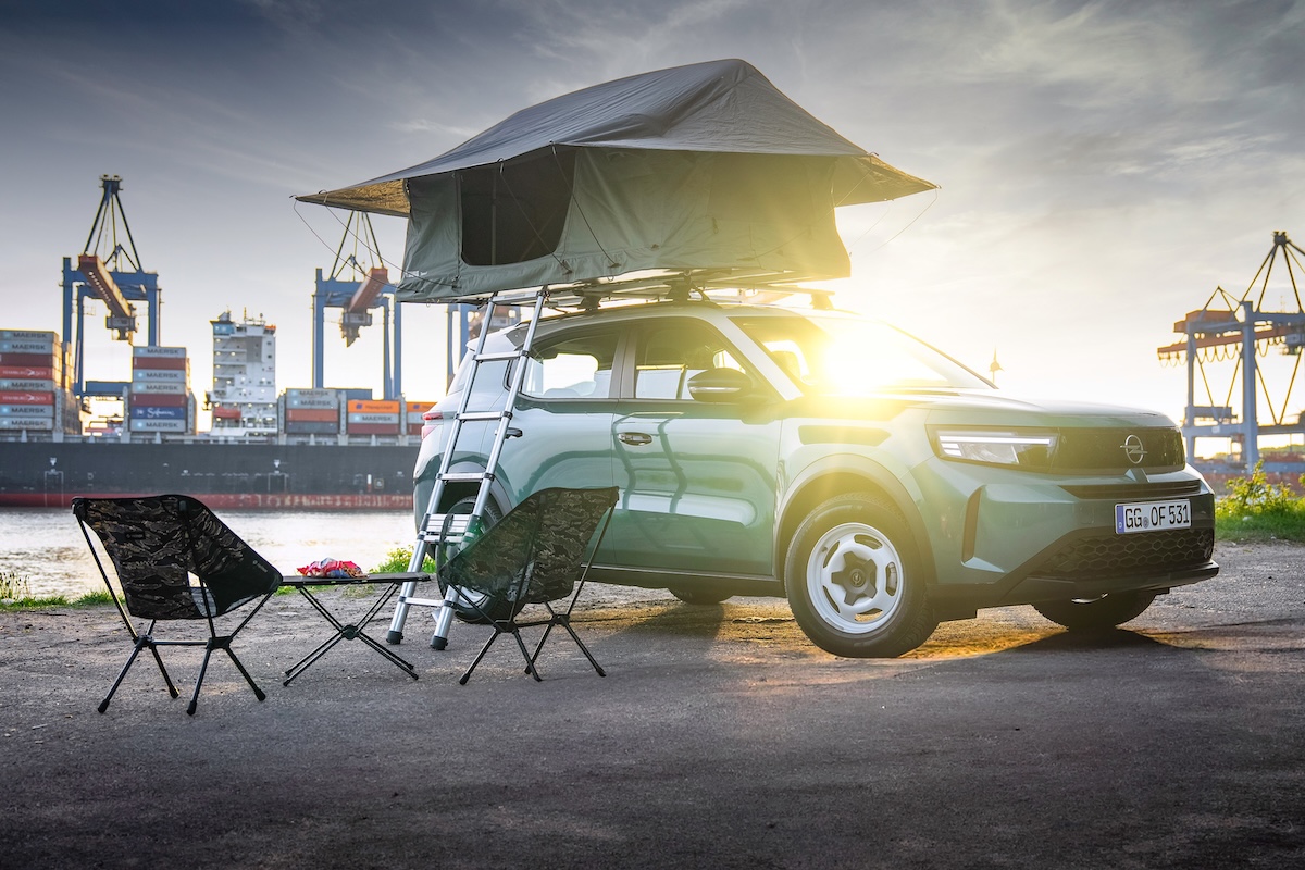 Opel Frontera con tenda da tetto: il SUV che porta l’avventura ovunque
