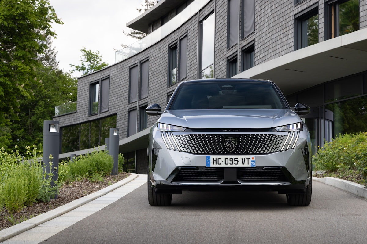 Peugeot E-3008 e E-5008 Dual Motor: 325 CV e trazione integrale per un piacere elettrico senza compromessi