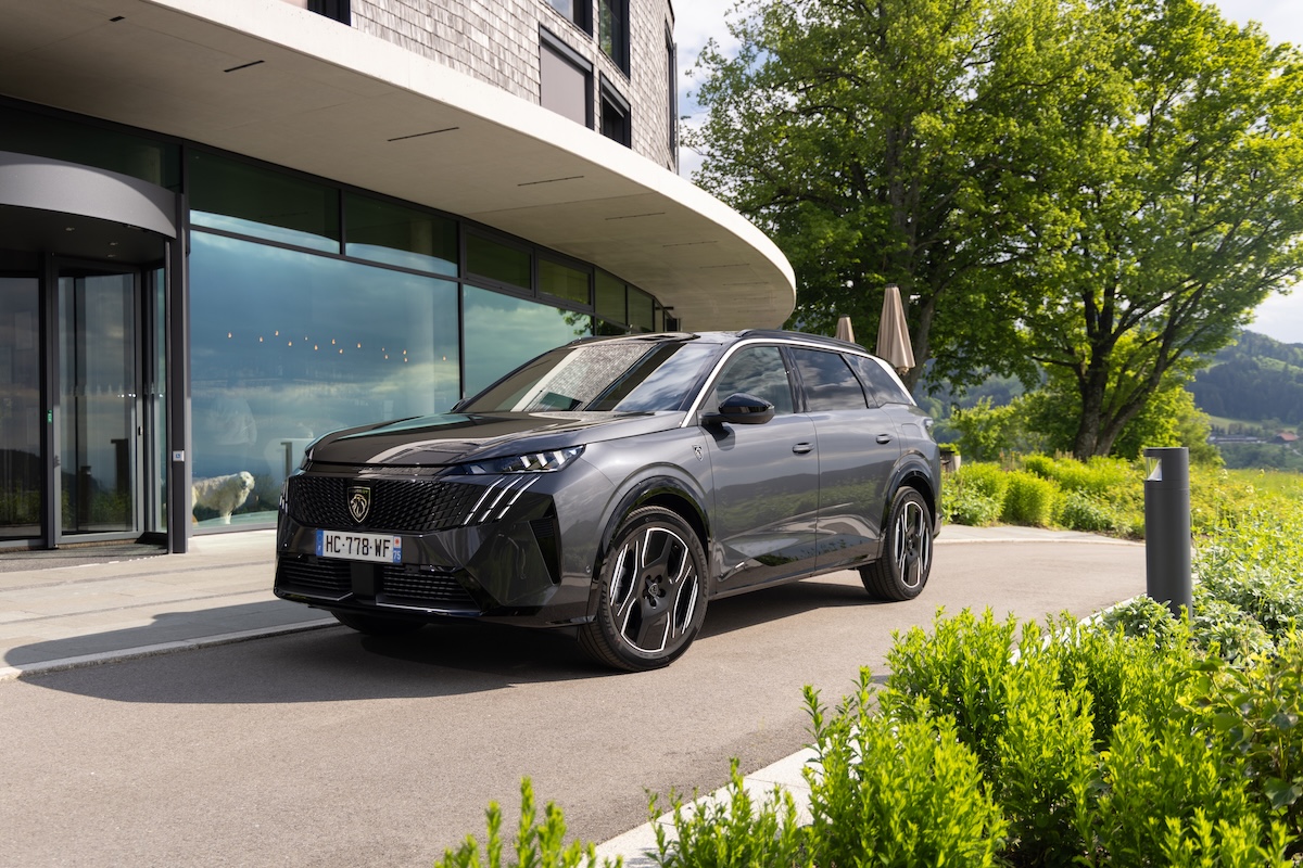 Peugeot E-3008 e E-5008 Dual Motor: 325 CV e trazione integrale per un piacere elettrico senza compromessi