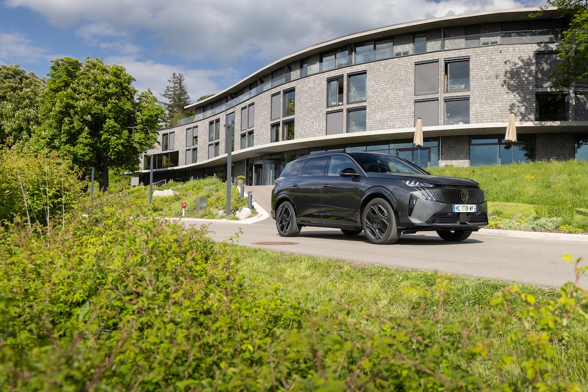 Peugeot E-3008 e E-5008 Dual Motor: 325 CV e trazione integrale per un piacere elettrico senza compromessi