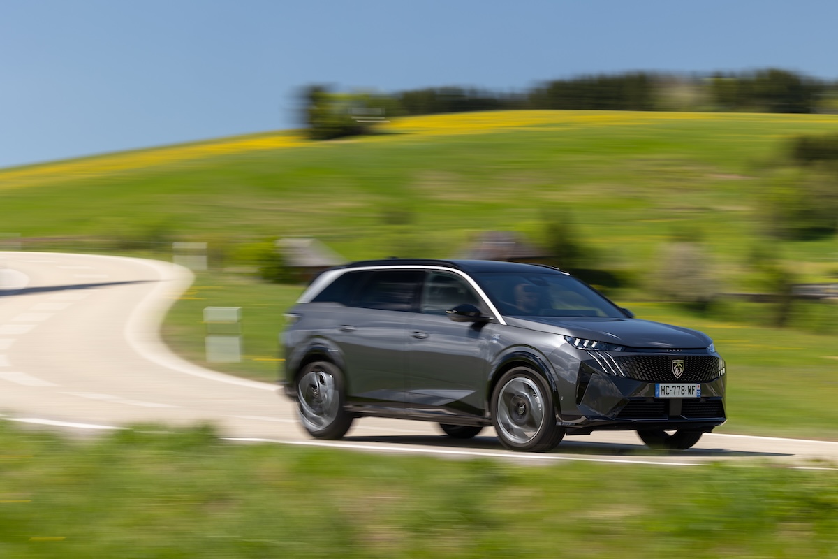 Peugeot E-3008 e E-5008 Dual Motor: 325 CV e trazione integrale per un piacere elettrico senza compromessi