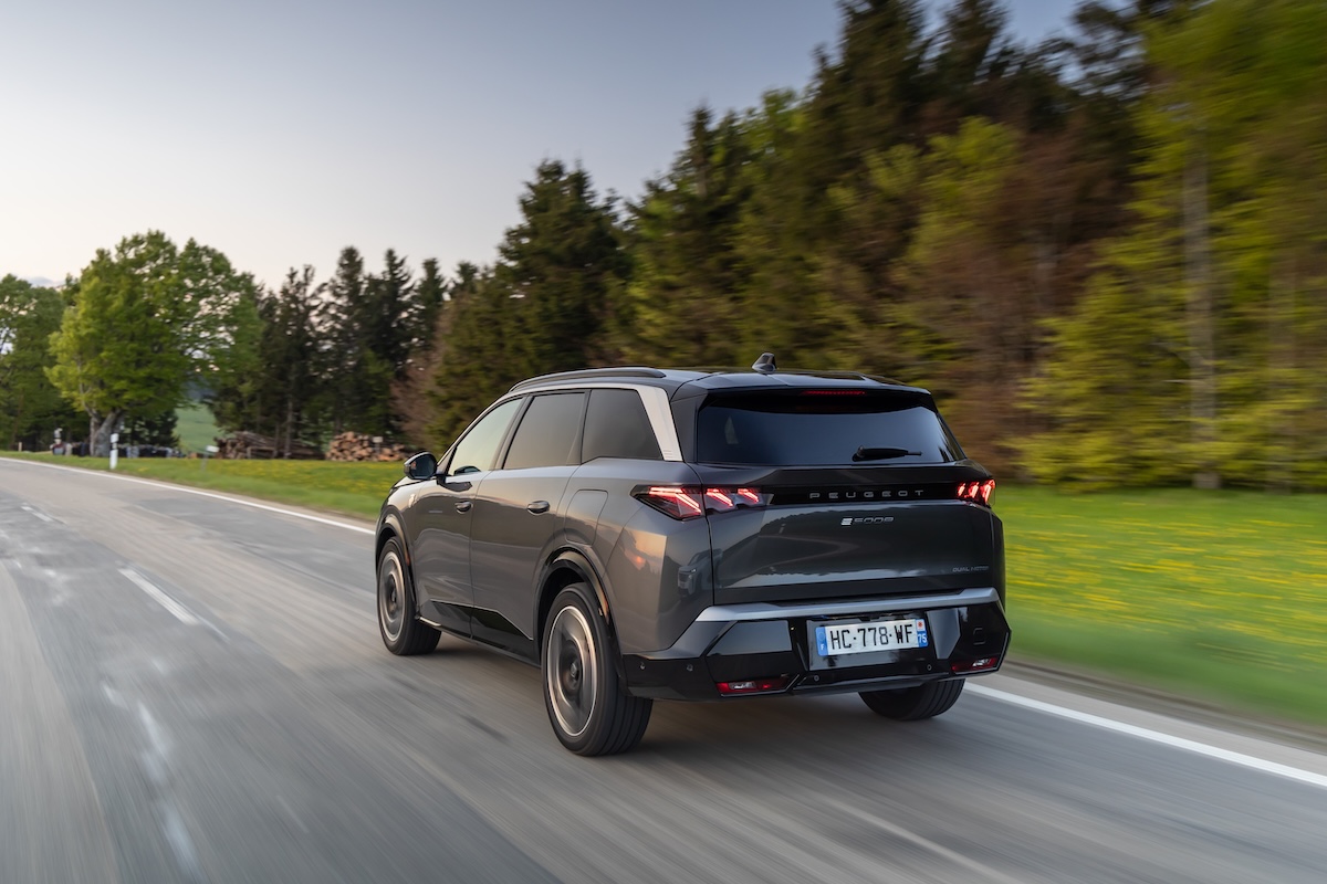 Peugeot E-3008 e E-5008 Dual Motor: 325 CV e trazione integrale per un piacere elettrico senza compromessi