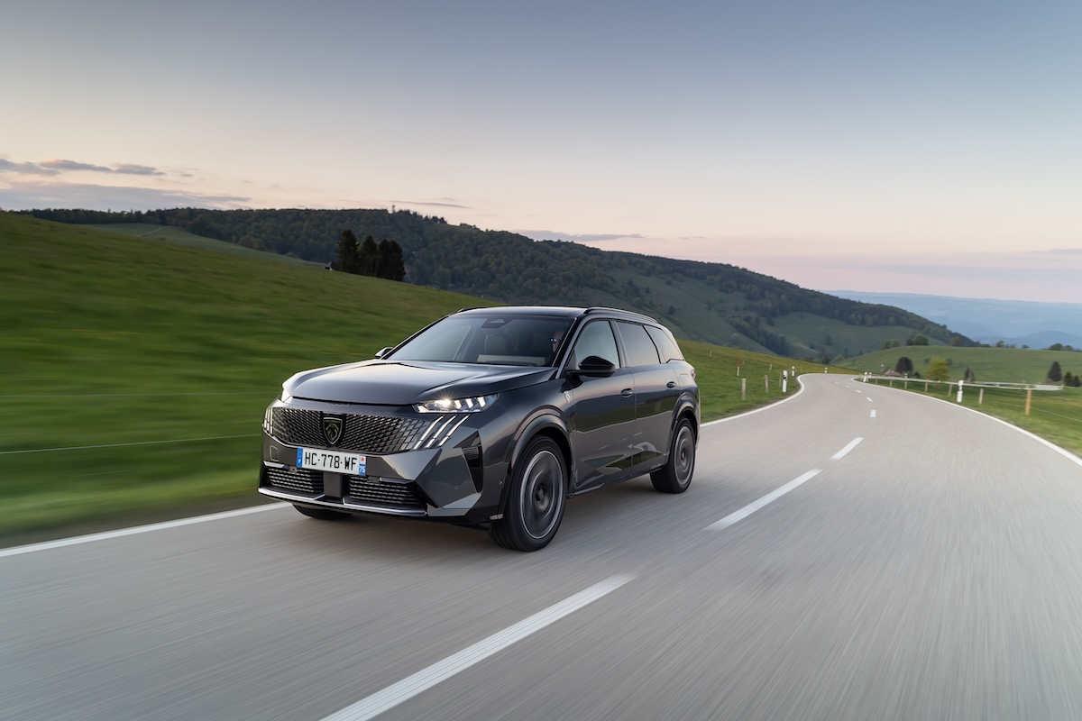 Peugeot E-3008 e E-5008 Dual Motor: 325 CV e trazione integrale per un piacere elettrico senza compromessi