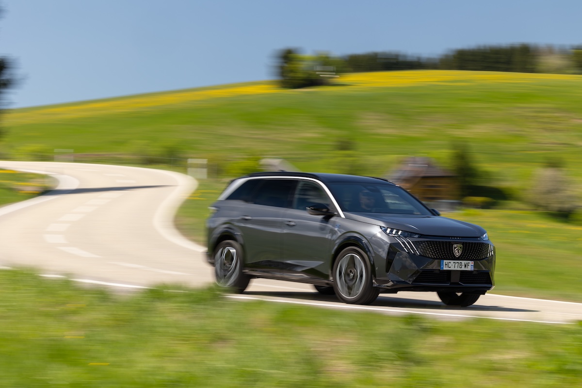 Peugeot E-3008 e E-5008 Dual Motor: 325 CV e trazione integrale per un piacere elettrico senza compromessi