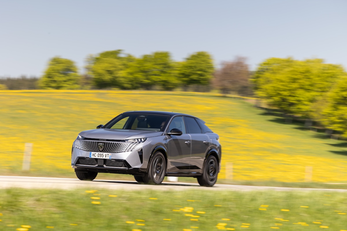 Peugeot E-3008 e E-5008 Dual Motor: 325 CV e trazione integrale per un piacere elettrico senza compromessi