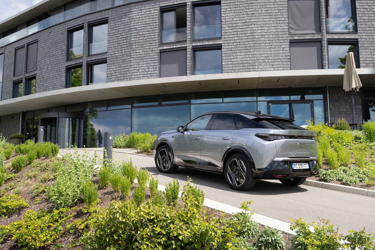 Peugeot E-3008 e E-5008 Dual Motor: 325 CV e trazione integrale per un piacere elettrico senza compromessi