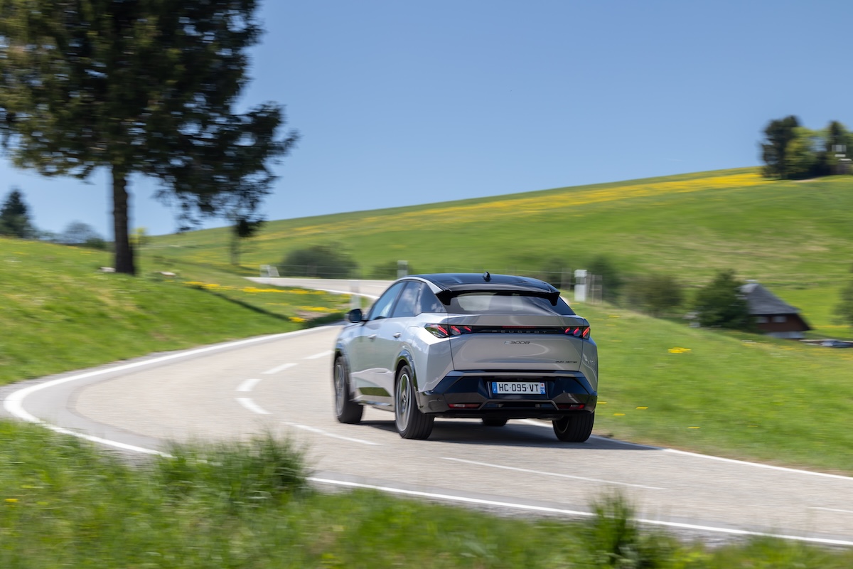 Peugeot E-3008 e E-5008 Dual Motor: 325 CV e trazione integrale per un piacere elettrico senza compromessi