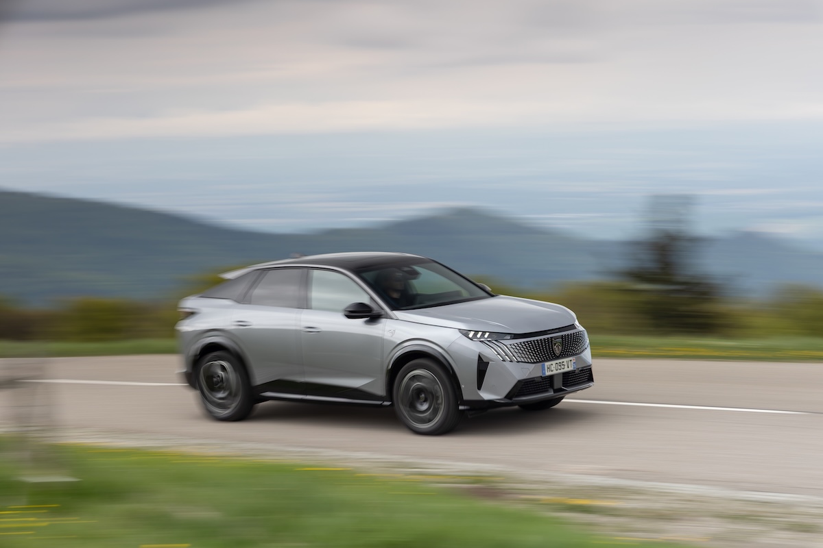 Peugeot E-3008 e E-5008 Dual Motor: 325 CV e trazione integrale per un piacere elettrico senza compromessi