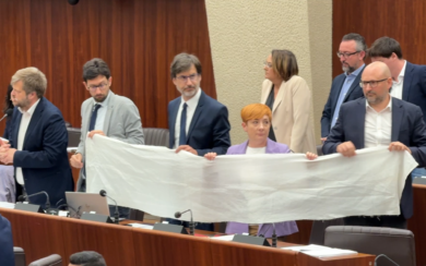 Lenzuoli bianchi al Consiglio lombardo: l’appello delle opposizioni per Gaza