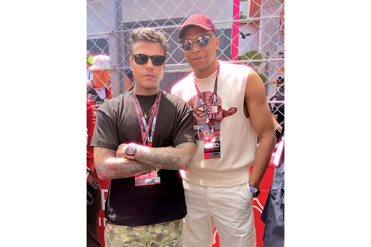 Fedez, il weekend “sobrio” a Montecarlo. Gran Premio, orologio da 400 mila euro, elicottero e scatti con 50cent
