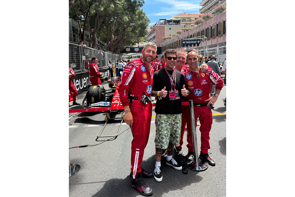 Fedez, il weekend “sobrio” a Montecarlo. Gran Premio, orologio da 400 mila euro, elicottero e scatti con 50cent