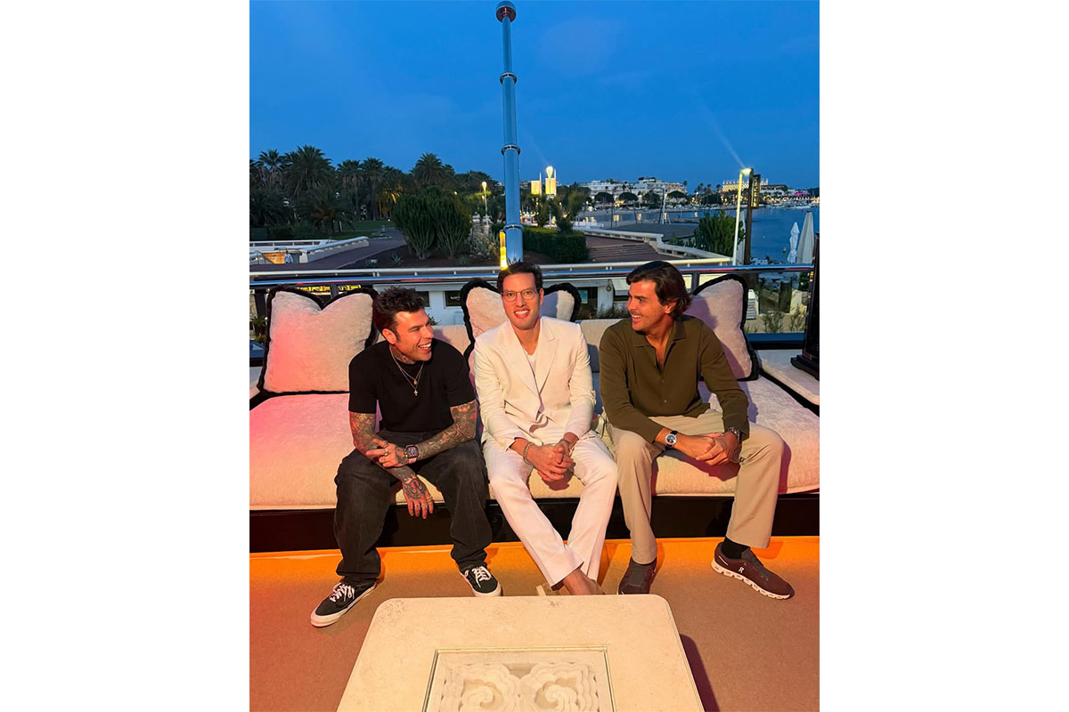 Fedez, il weekend “sobrio” a Montecarlo. Gran Premio, orologio da 400 mila euro, elicottero e scatti con 50cent
