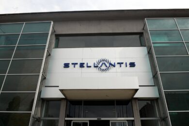 Immatricolazioni, Stellantis ad aprile crolla di quasi il 10%. Volkswagen cresce, per Tesla è crisi nera