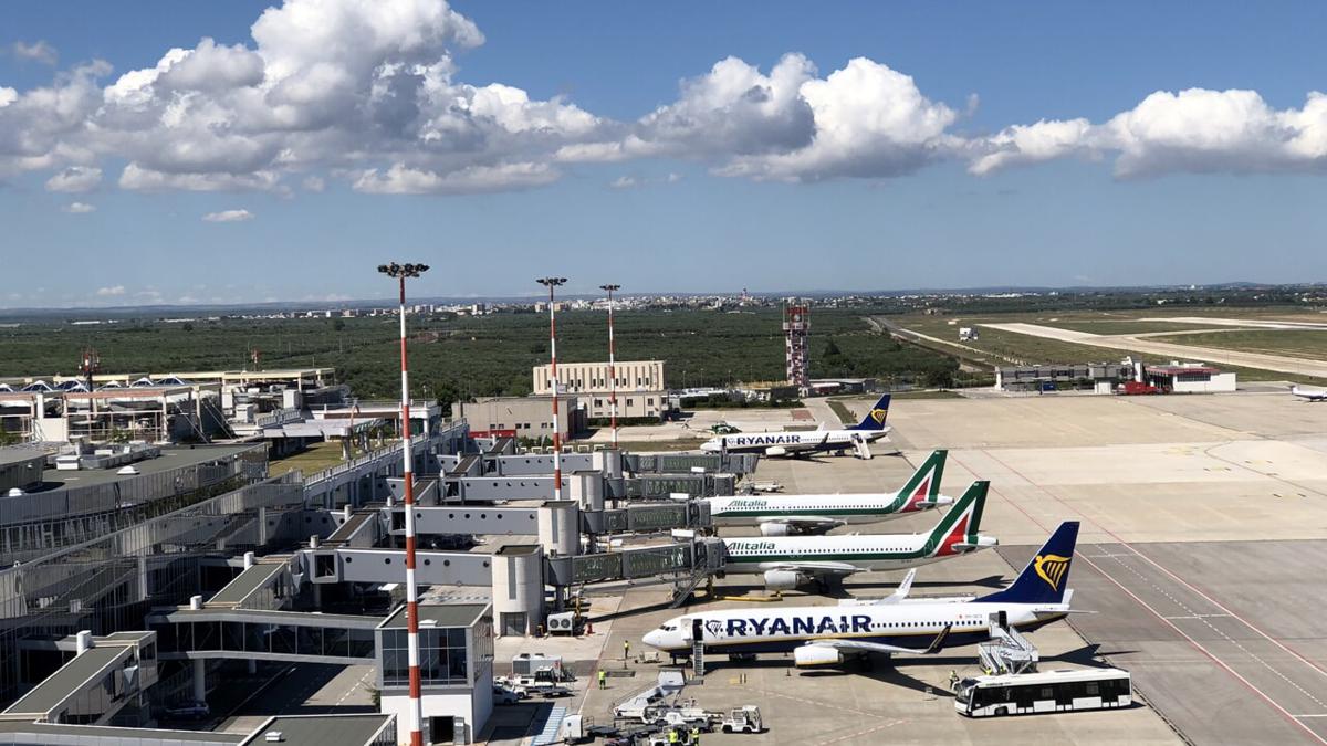 Allarme carburante aereo, quali sono gli aeroporti italiani più a rischio? Ecco gli scali sotto pressione Allarme carburante aereo, quali sono gli aeroporti italiani più a rischio? Ecco gli scali sotto pressione