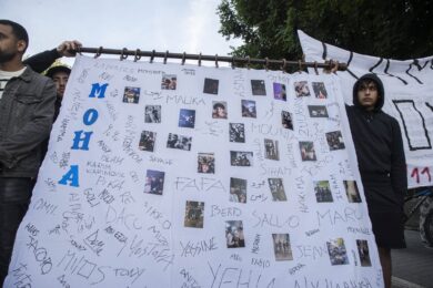 Fiaccolata in Corvetto per Moha, c’è anche il padre di Ramy: tensione con i giornalisti