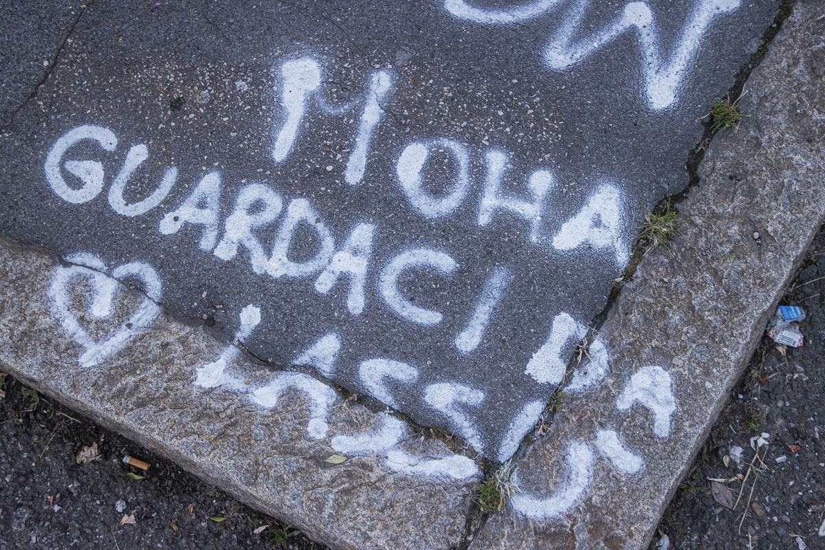 Fiaccolata in Corvetto per Moha, c’è anche il padre di Ramy: tensione con i giornalisti Fiaccolata in Corvetto per Moha, c’è anche il padre di Ramy: tensione con i giornalisti