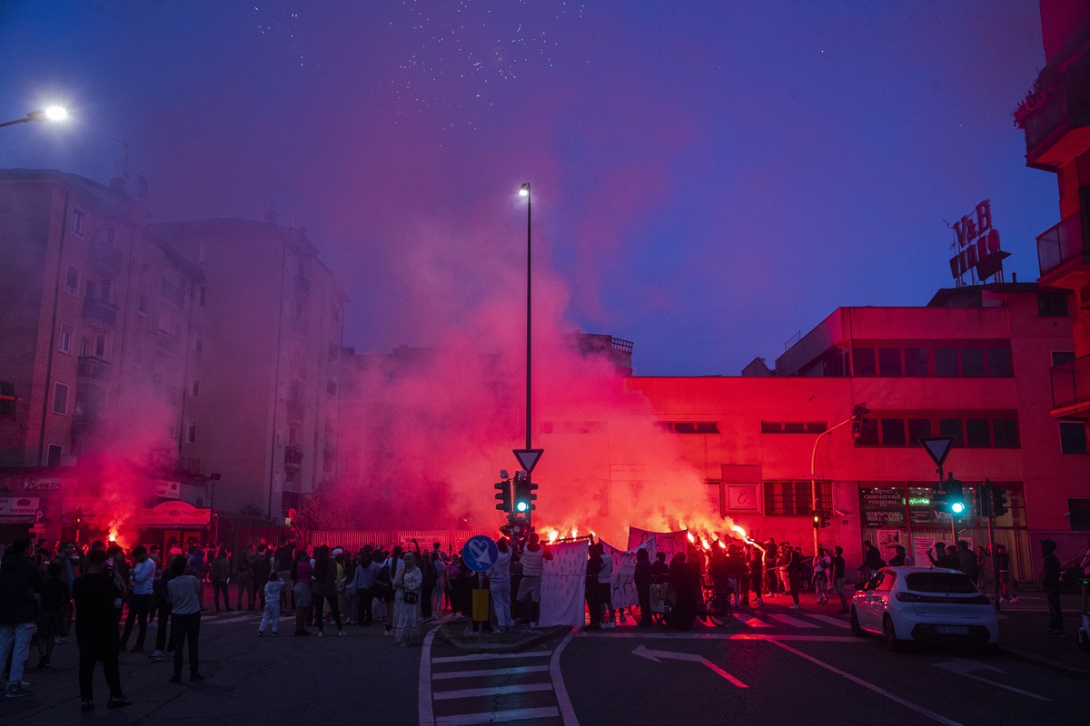 Fiaccolata in Corvetto per Moha, c’è anche il padre di Ramy: tensione con i giornalisti Fiaccolata in Corvetto per Moha, c’è anche il padre di Ramy: tensione con i giornalisti