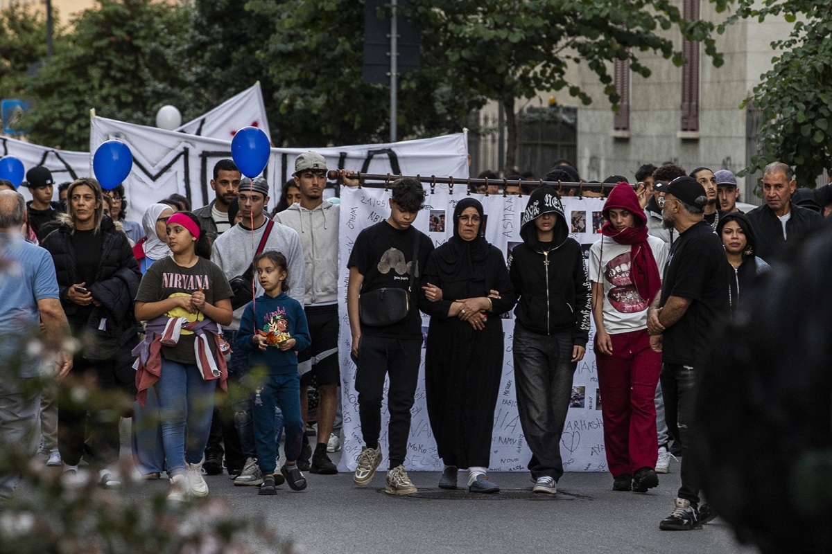Fiaccolata in Corvetto per Moha, c’è anche il padre di Ramy: tensione con i giornalisti Fiaccolata in Corvetto per Moha, c’è anche il padre di Ramy: tensione con i giornalisti