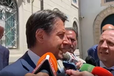 Dal risiko bancario a Gaza, Giuseppe Conte risponde alle domande fuori dal Senato. Il video di Affari