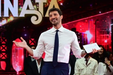 Ascolti tv, Affari Tuoi riprende la corsa. Gruber e Del Debbio calano. E Striscia la Notizia… I trend