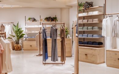 Falconeri celebra l’Italia: nuovo flagship a Milano e una capsule di foulard che racconta il Paese