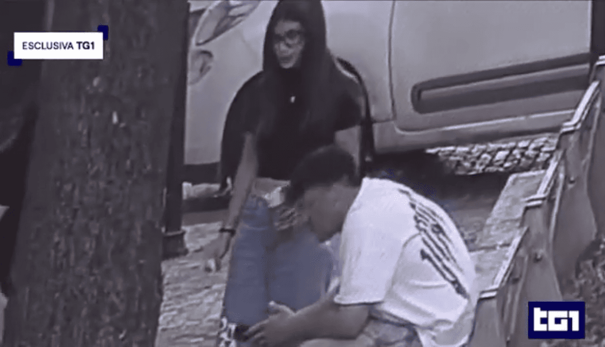 Martina Carbonaro, al Tg1 le ultime immagini insieme all’ex fidanzato: ecco il filmato che lo incastra Martina Carbonaro, al Tg1 le ultime immagini insieme all’ex fidanzato: ecco il filmato che lo incastra