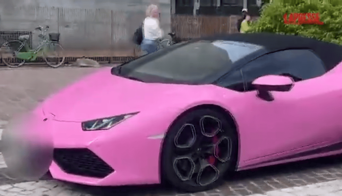Wanda Nara e il divorzio da Icardi, la showgirl non bada a spese e arriva in Tribunale su una Lamborghini rosa Wanda Nara e il divorzio da Icardi, la showgirl non bada a spese e arriva in Tribunale su una Lamborghini rosa