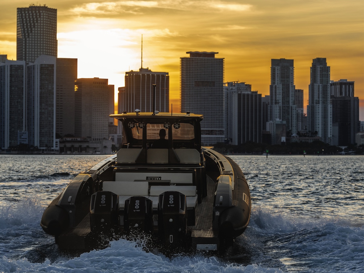 20 anni di PIRELLI Speedboats: design, performance e passione in mare con Sacs Tecnorib 20 anni di PIRELLI Speedboats: design, performance e passione in mare con Sacs Tecnorib