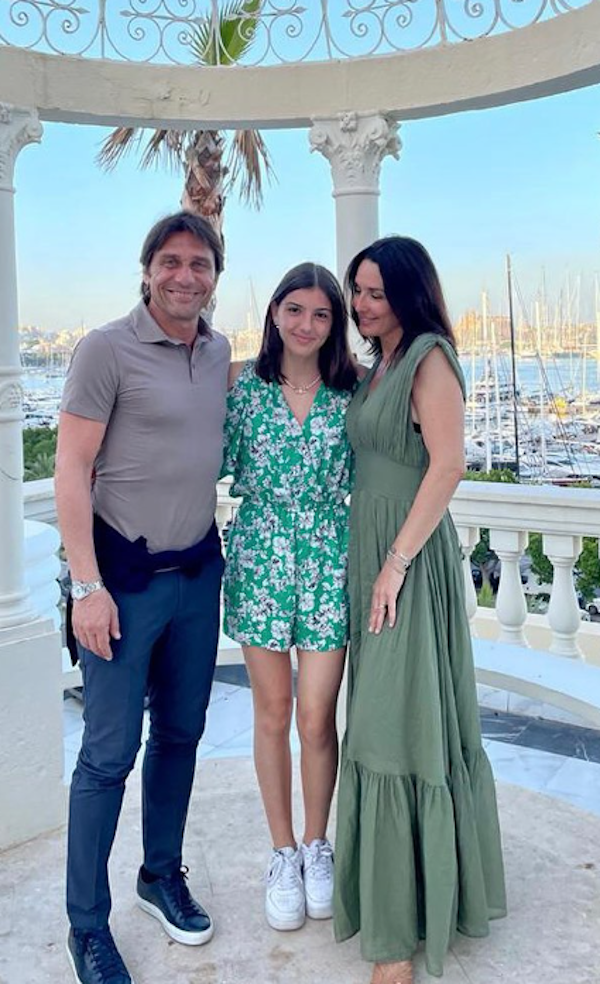 Chi è Elisabetta Muscarello, la moglie di Antonio Conte che lo ha convinto a rimanere a Napoli Chi è Elisabetta Muscarello, la moglie di Antonio Conte che lo ha convinto a rimanere a Napoli