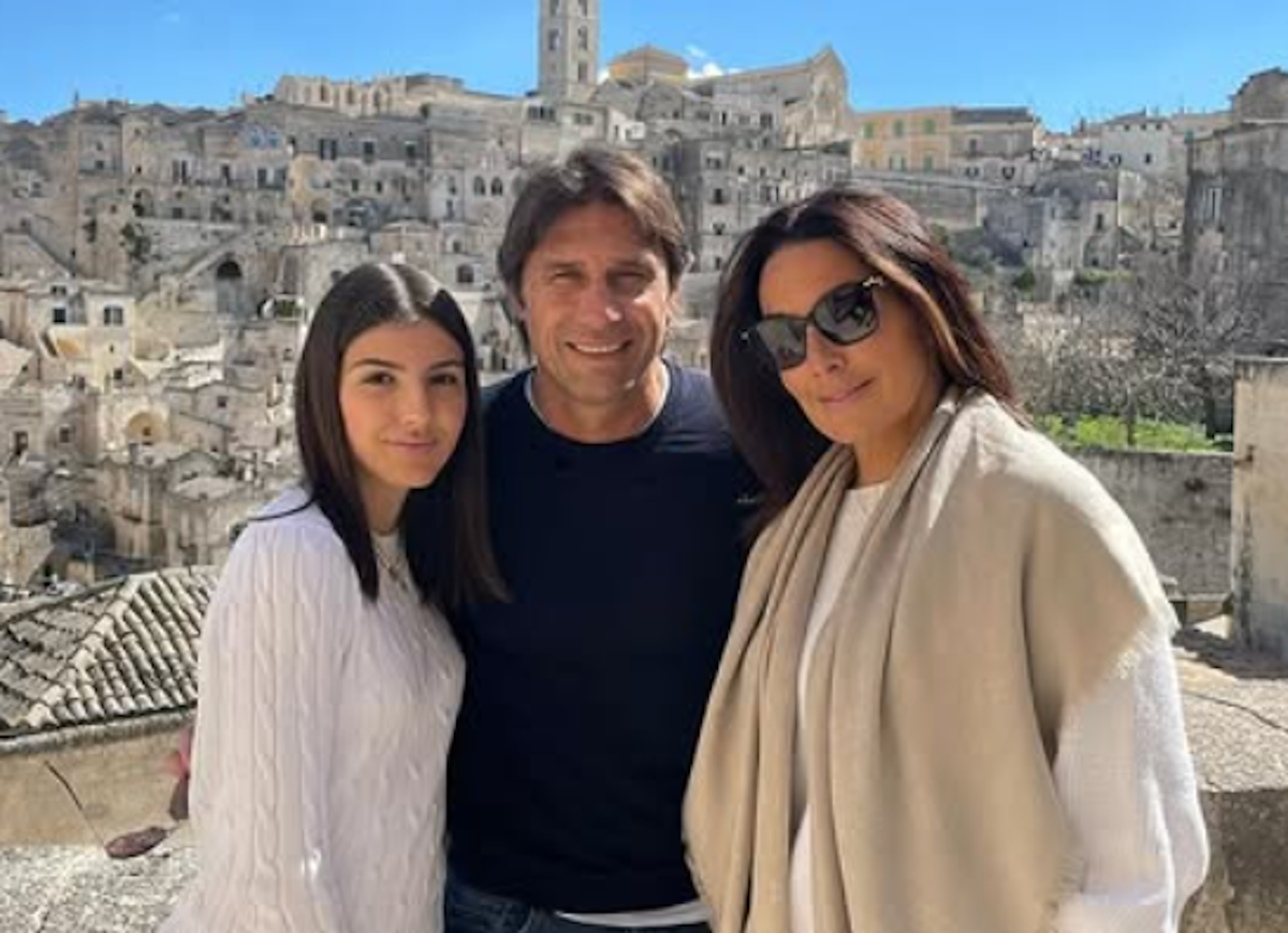 Chi è Elisabetta Muscarello, la moglie di Antonio Conte che lo ha convinto a rimanere a Napoli Chi è Elisabetta Muscarello, la moglie di Antonio Conte che lo ha convinto a rimanere a Napoli