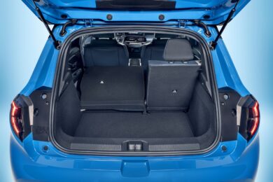 Nissan Micra torna elettrica: design audace, tecnologia Google e guida con e-Pedal