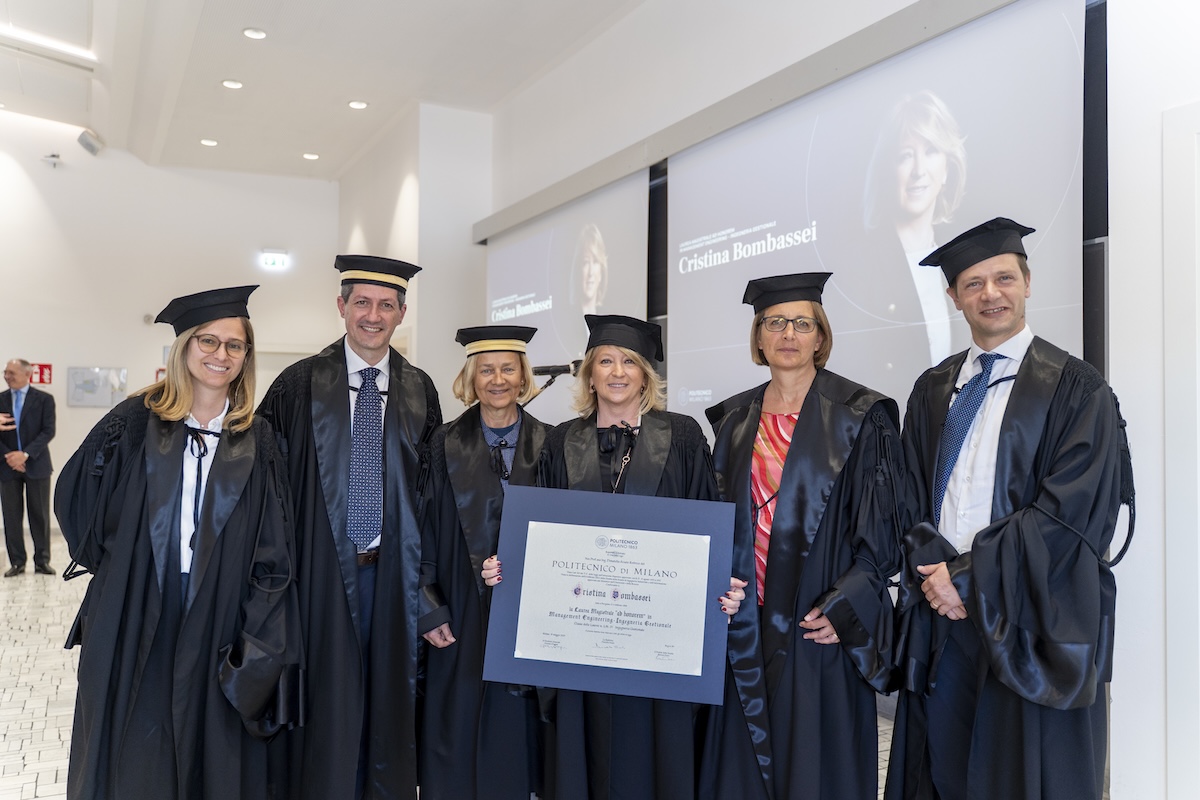 Cristina Bombassei laureata honoris causa al Politecnico di Milano: prima donna in Ingegneria Cristina Bombassei laureata honoris causa al Politecnico di Milano: prima donna in Ingegneria